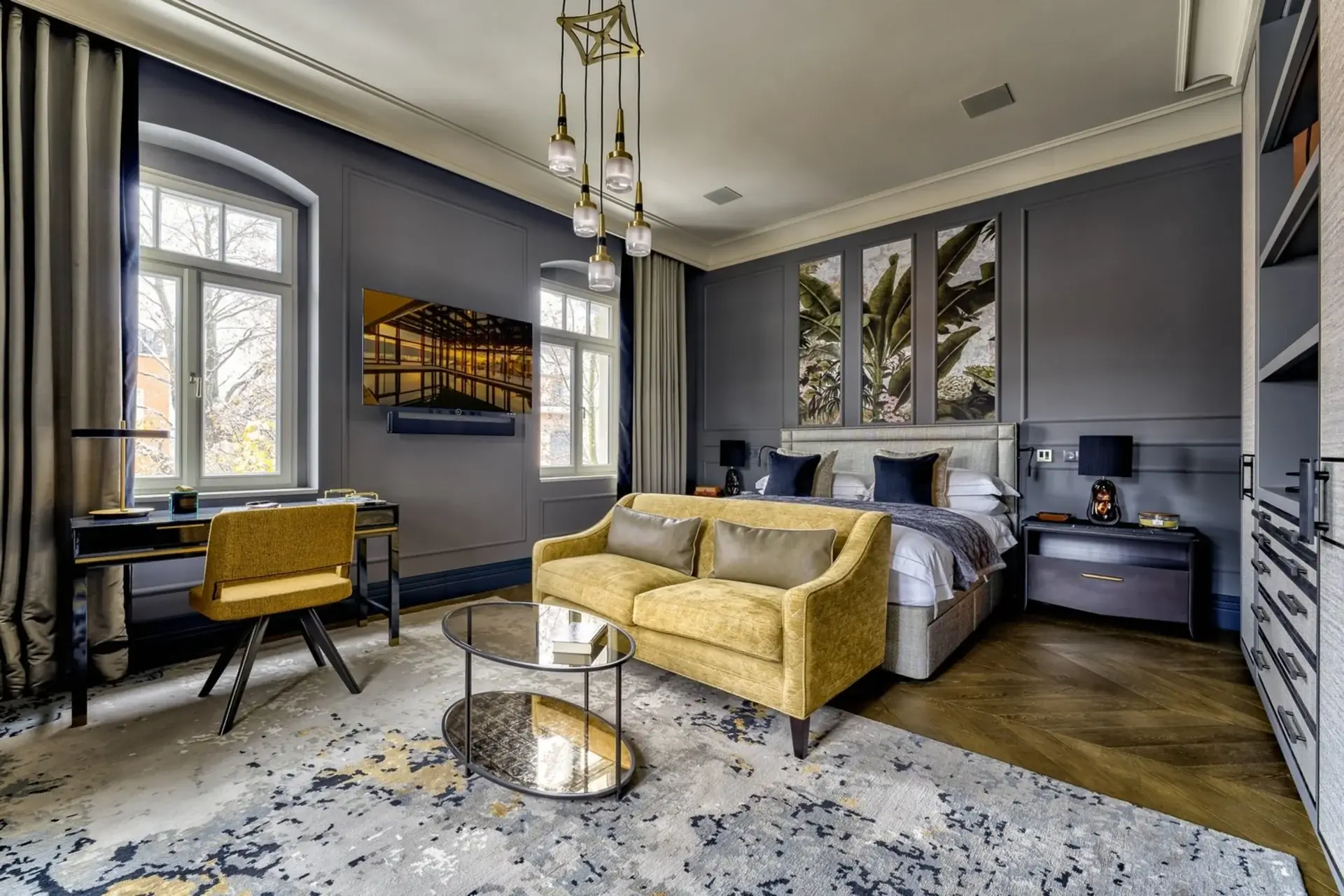 Luxuriöses Schlafzimmer mit anthraziten Wandpaneelen