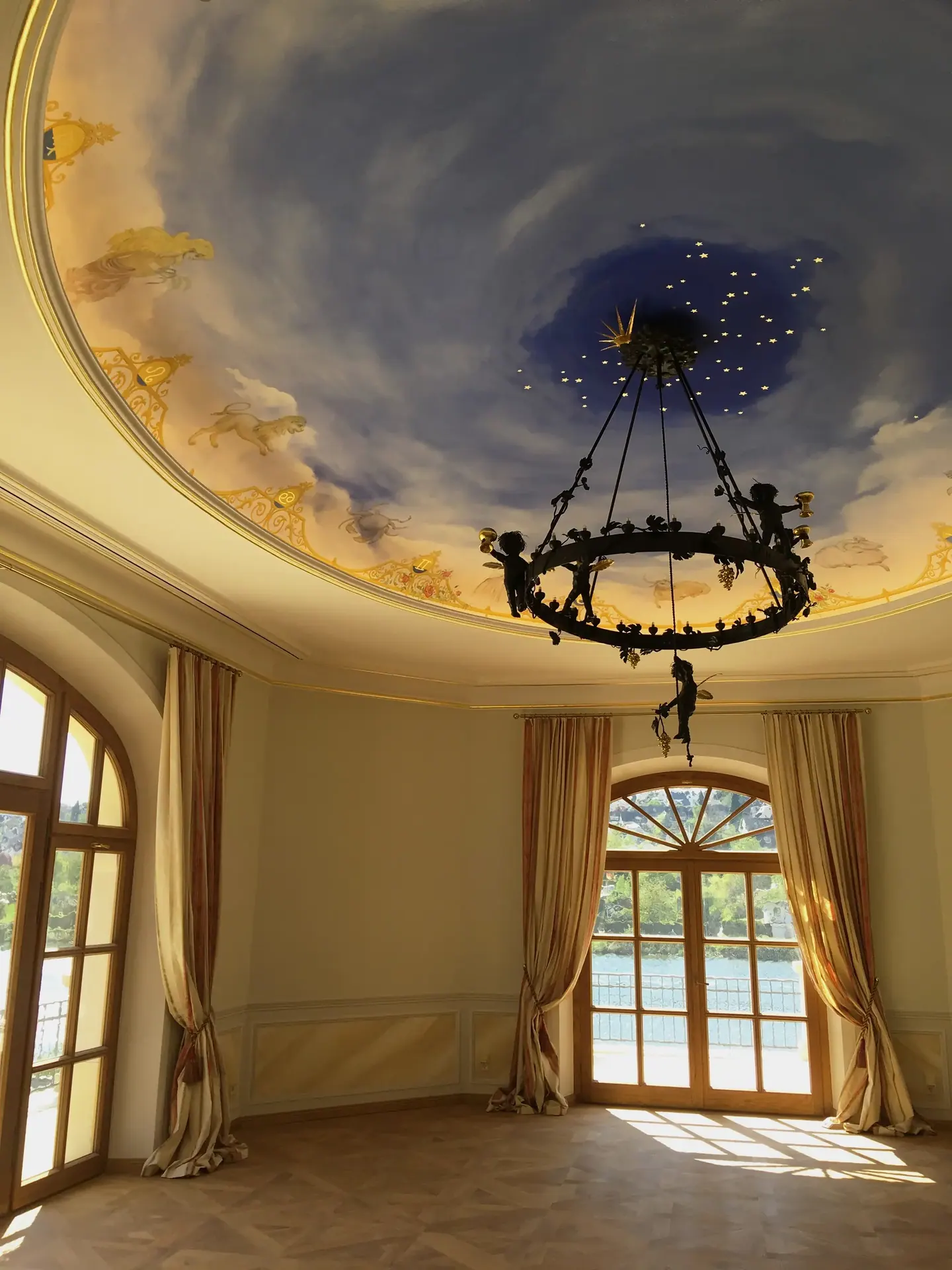 Deckenmalerei – historischer Saal mit Himmelsgewölbe