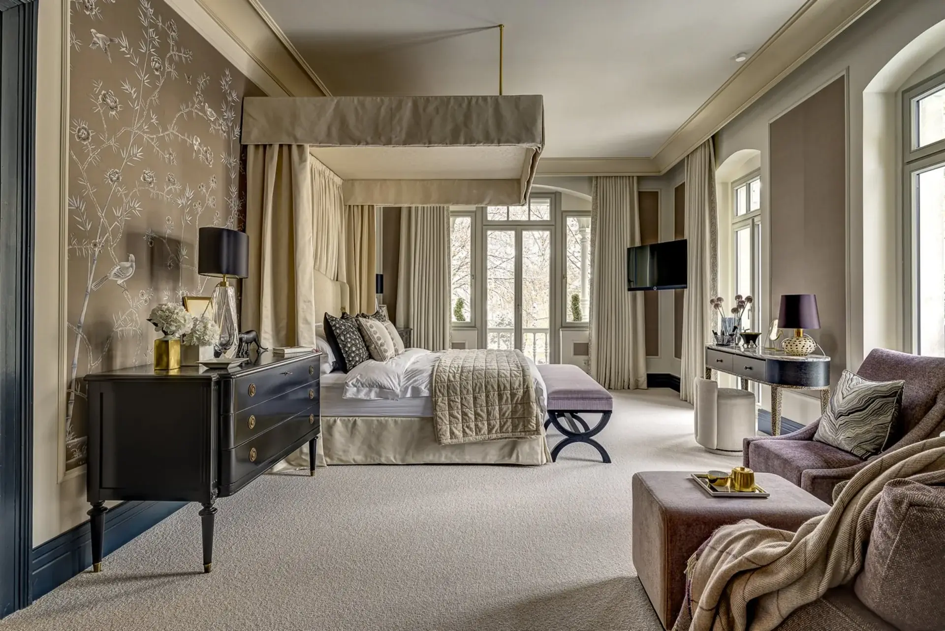 Luxus-Schlafzimmer mit Himmelbett und Tapete