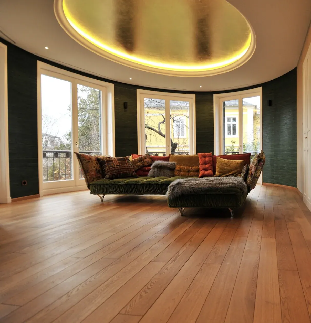 Wohnzimmer mit indirekt beleuchteter goldener Decke