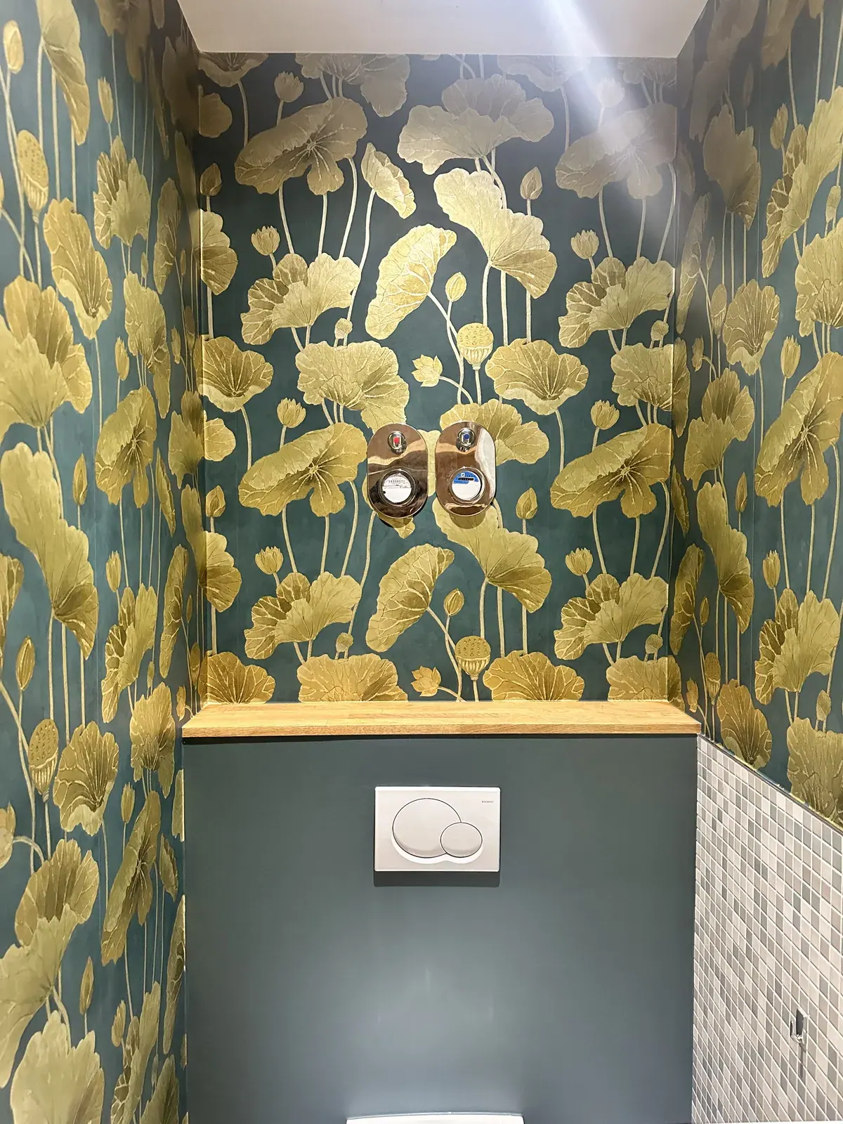 WC-Nische mit goldener Blumentapete