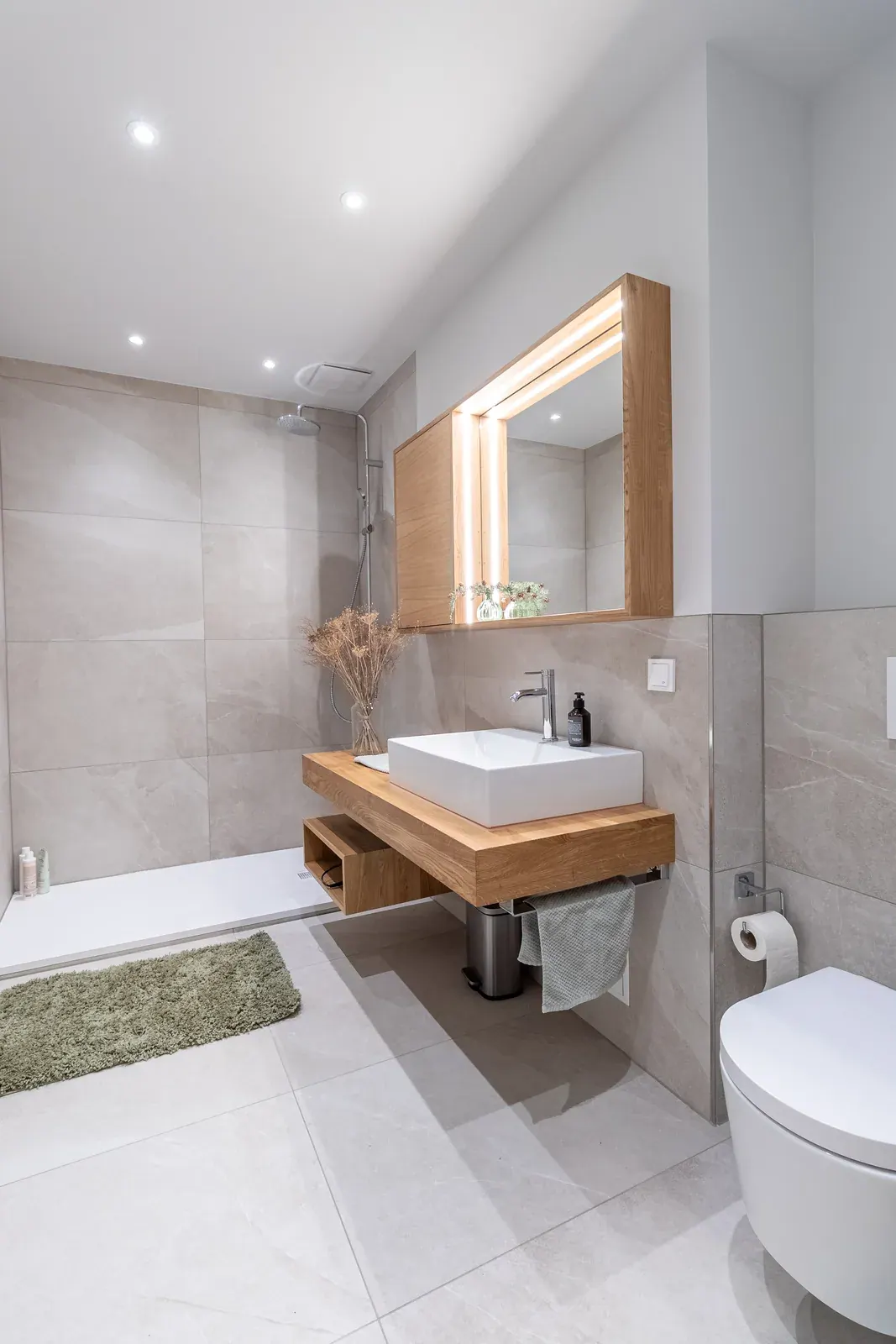 Modernes Spa-Bad mit Holz und Naturstein