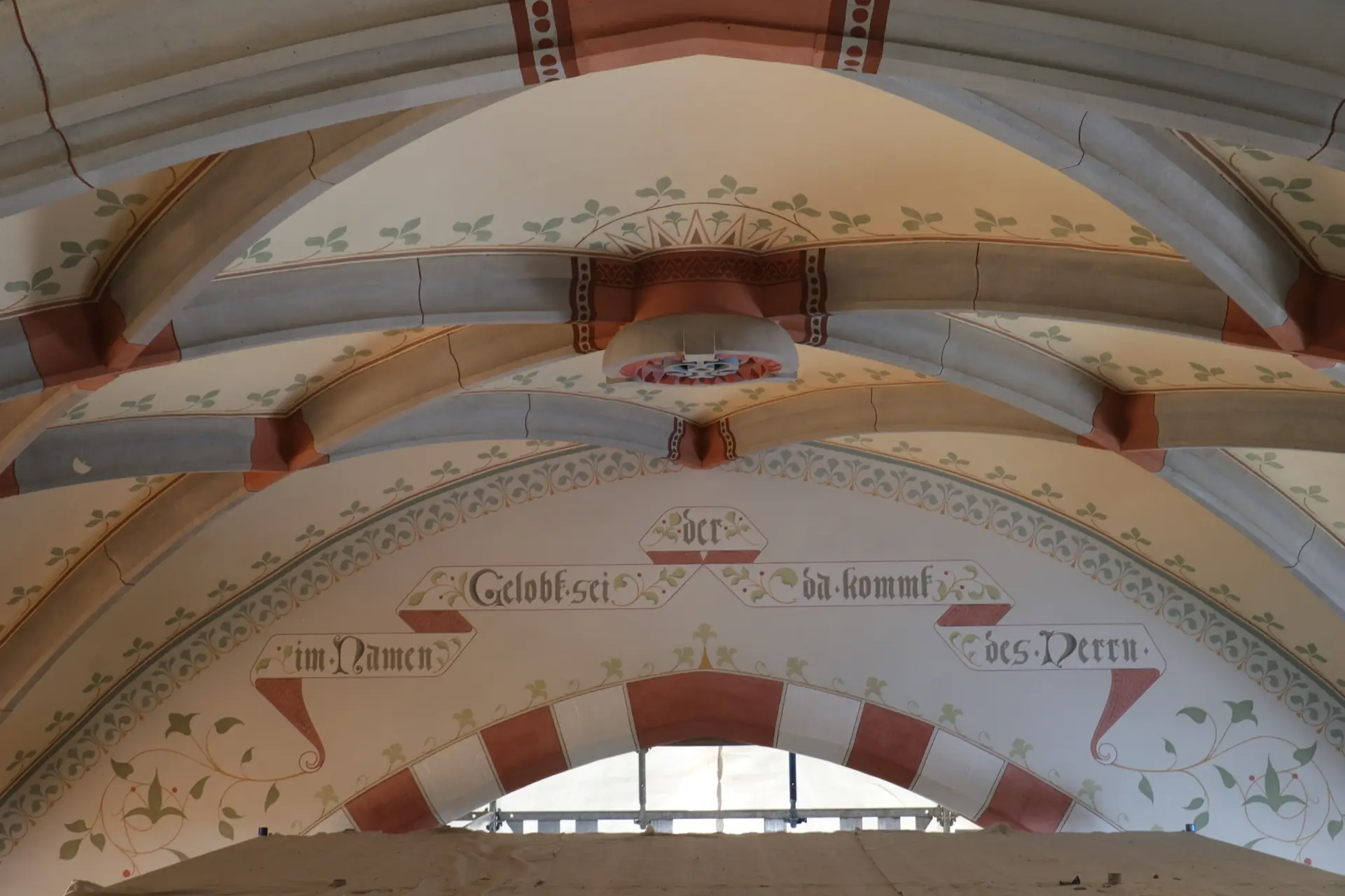 Briesnitz – Chorgewölbe mit Inschrift und Rankenmalerei
