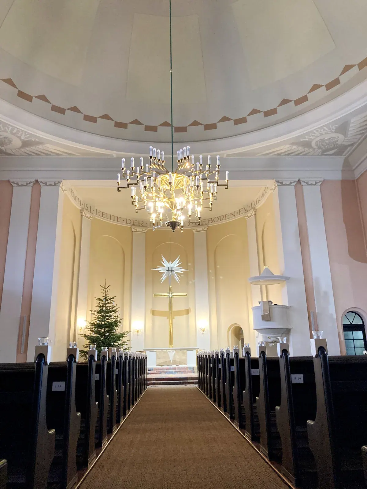 Kirche Briesnitz – Altarraum mit Kirchenbänken