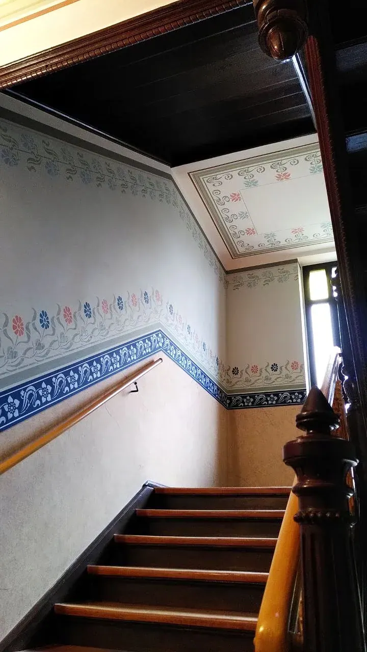 Treppenhaus mit blauer Vertäfelung