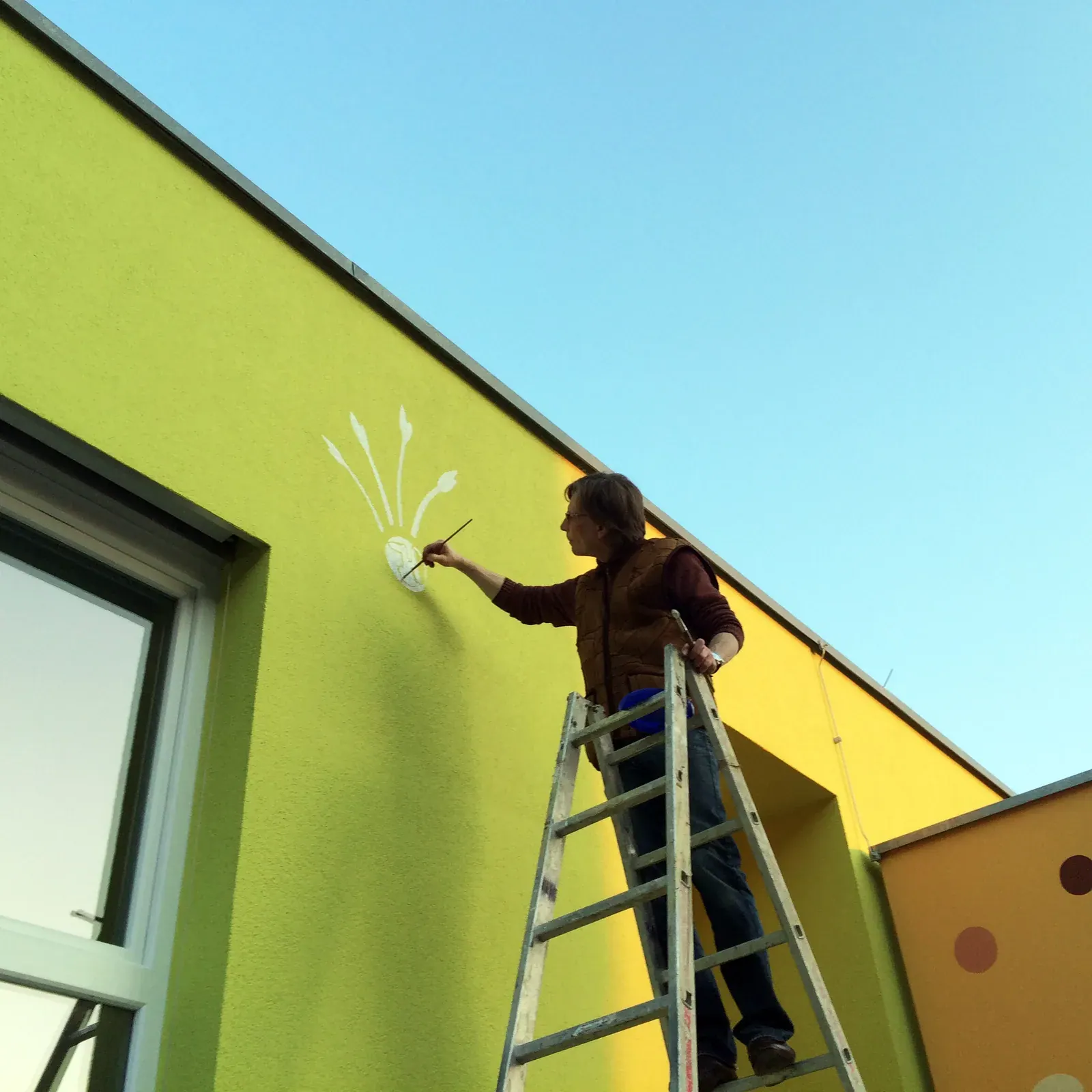 Fassadenmalerei – Handwerker bei der Arbeit auf der Leiter