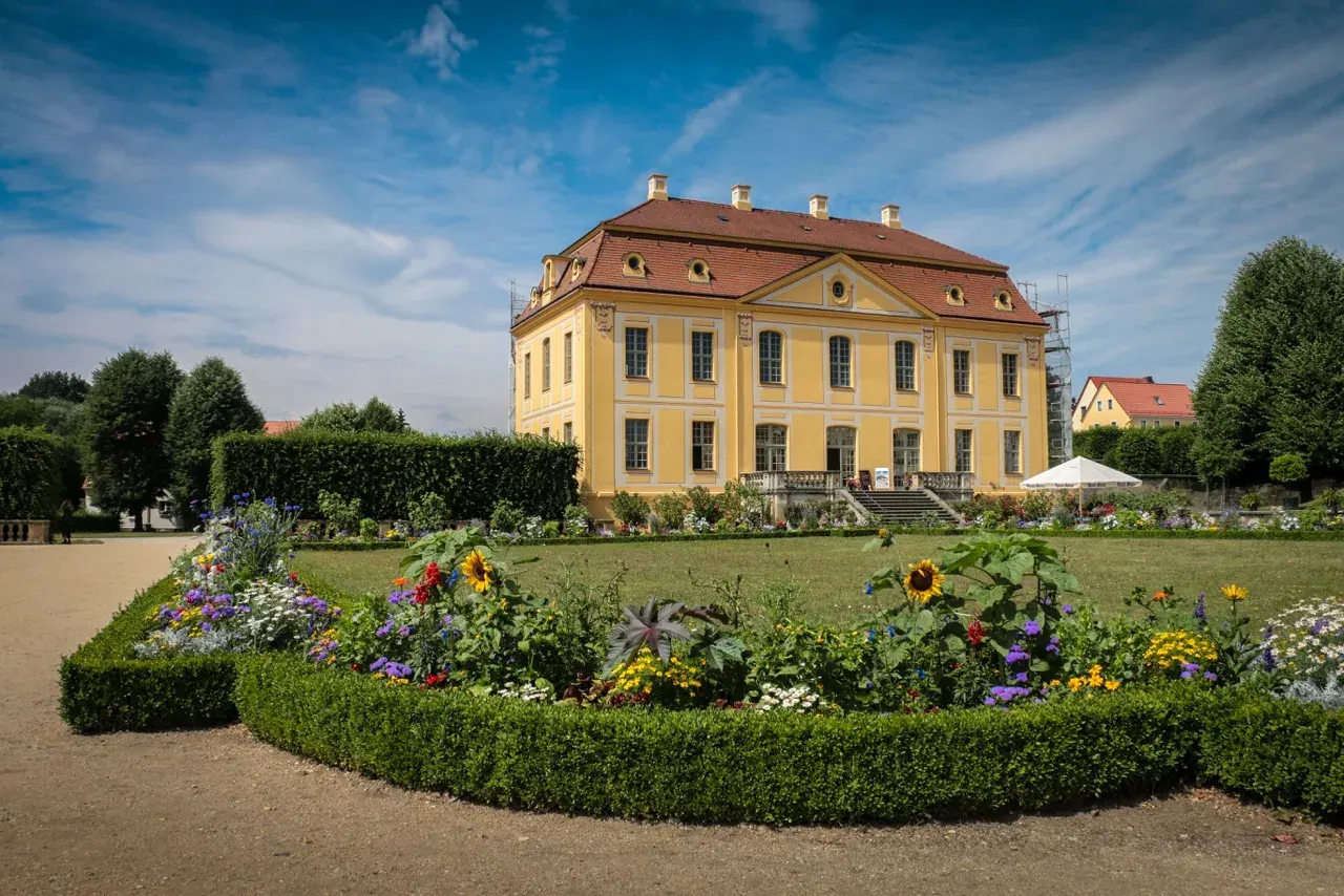 Friedrichschlösschen Großsedlitz – Fassade mit Garten