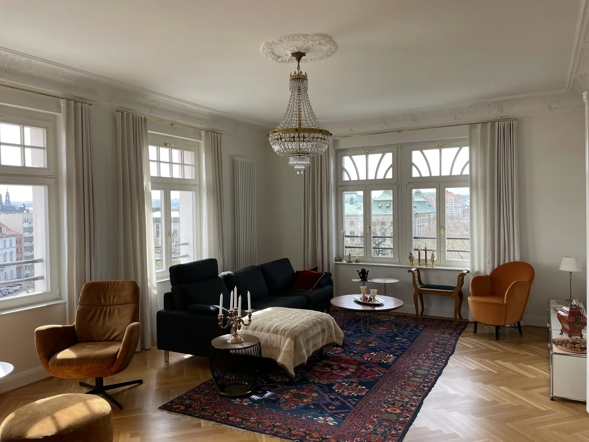 Wohnzimmer mit Gardinen