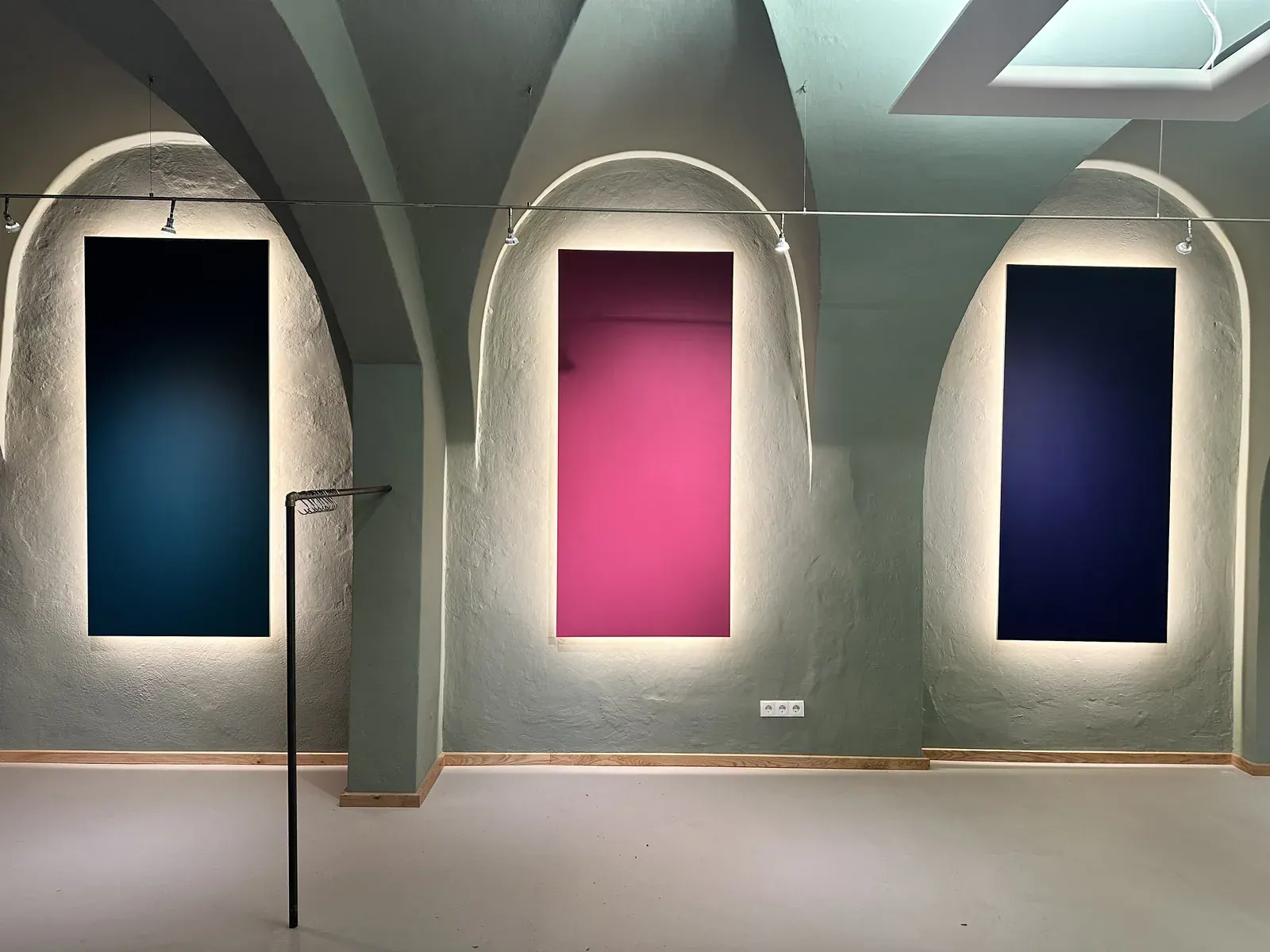 Ausstellungsraum mit Gewölbe und farbigen Objekten