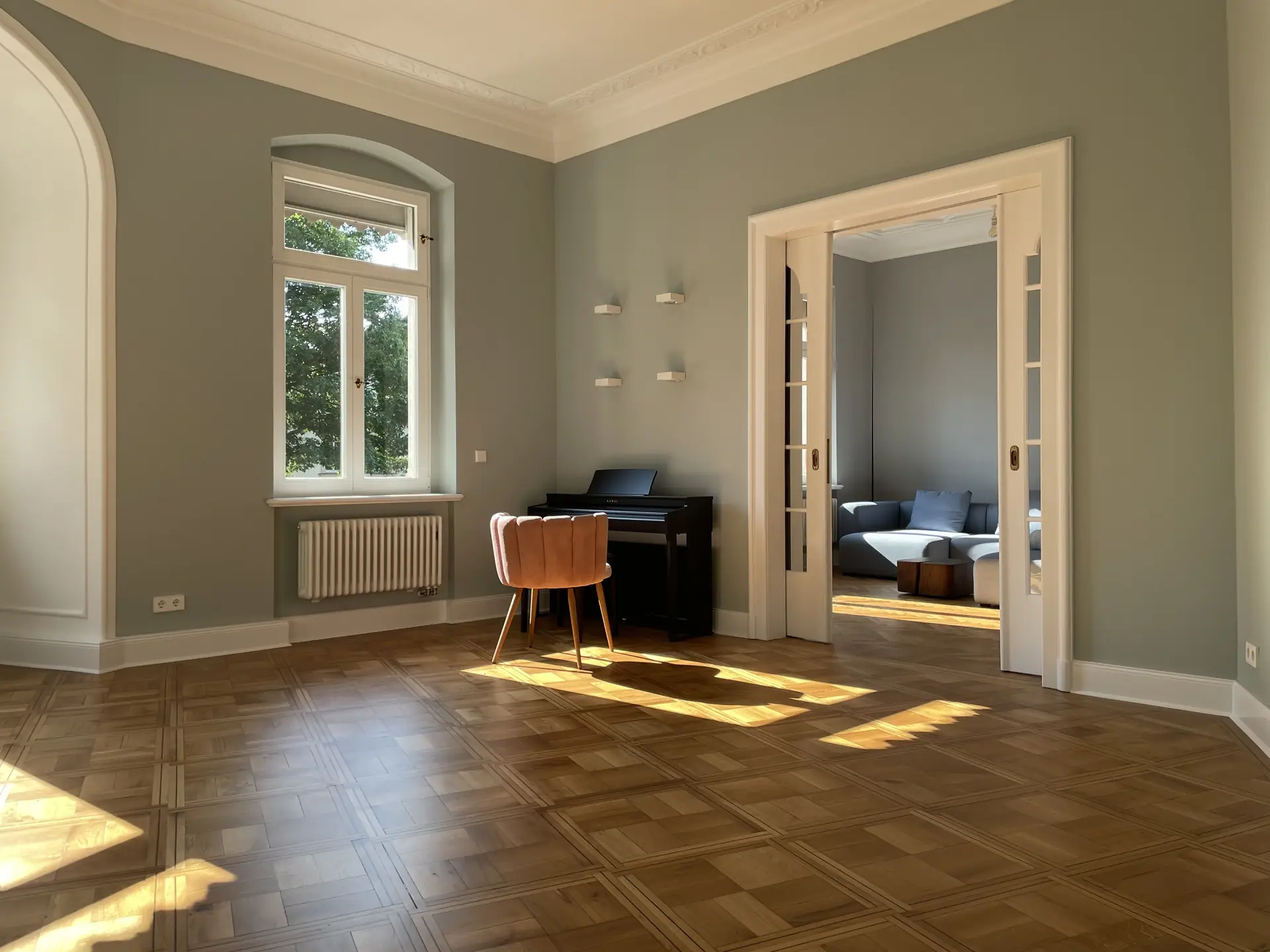 Wohnzimmer Eigentumswohnung mit Mineralfarbe und Boden