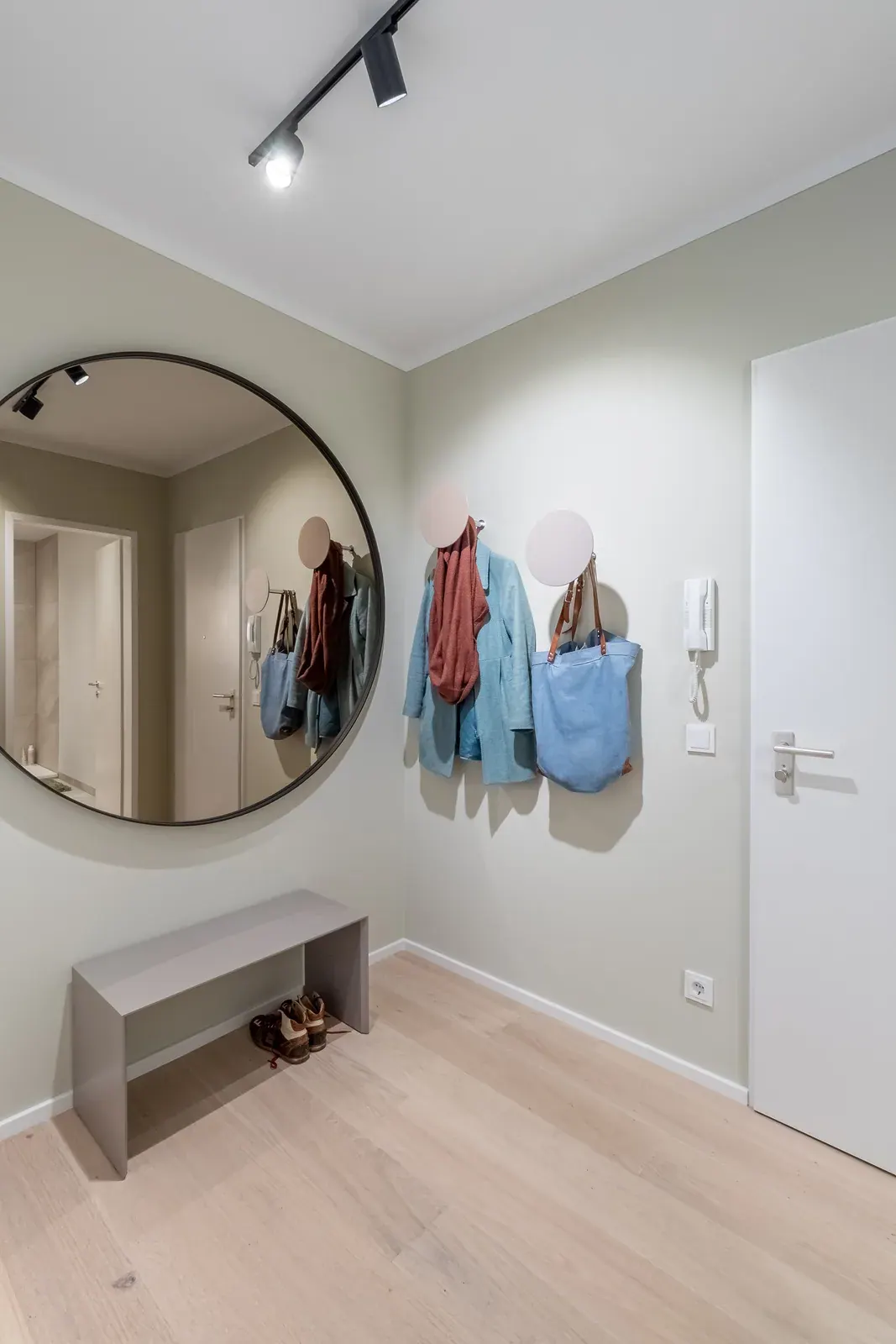 Eingangsbereich mit Rundspiegel und Garderobe