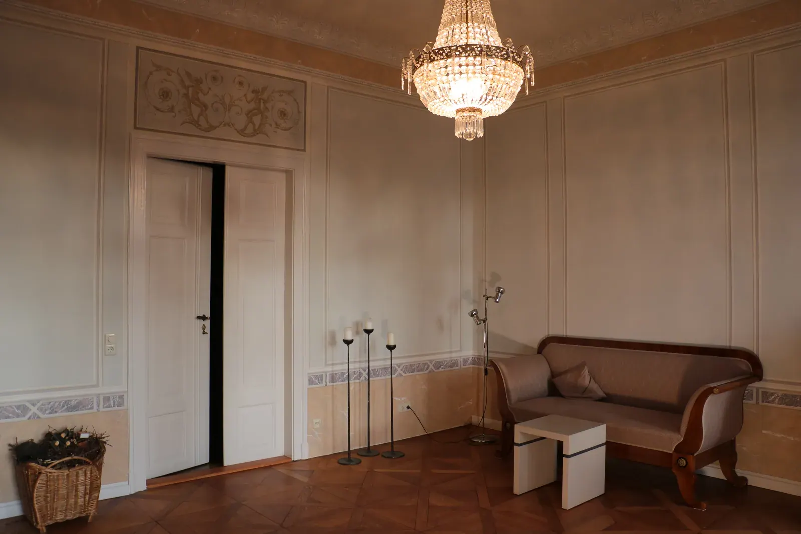 Esszimmer mit goldener Stucktür