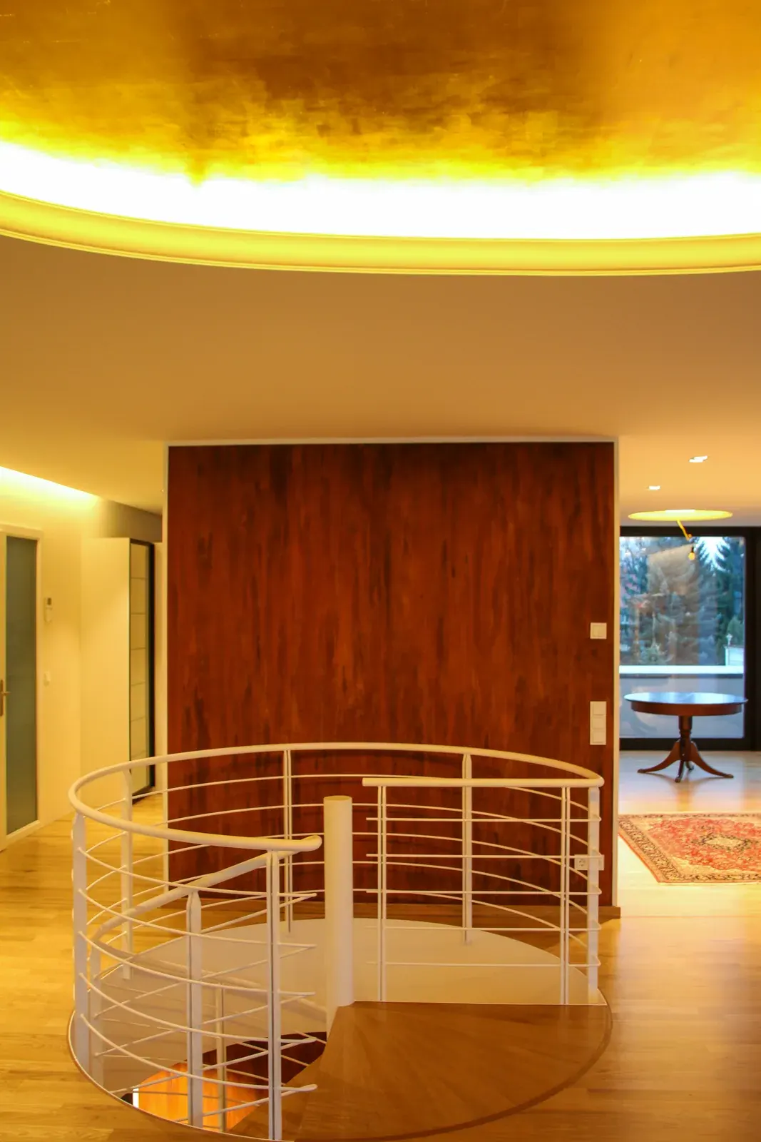 Rundtreppe mit beleuchtetem Deckenring