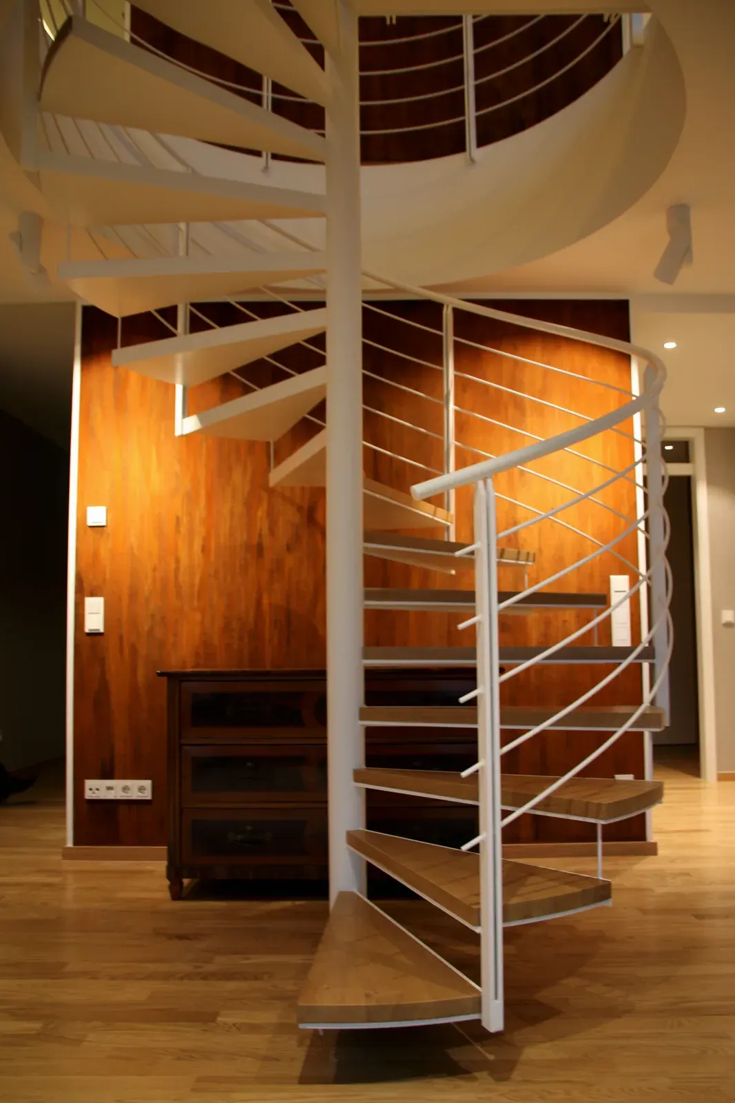 Wendeltreppe aus Holz und Metall