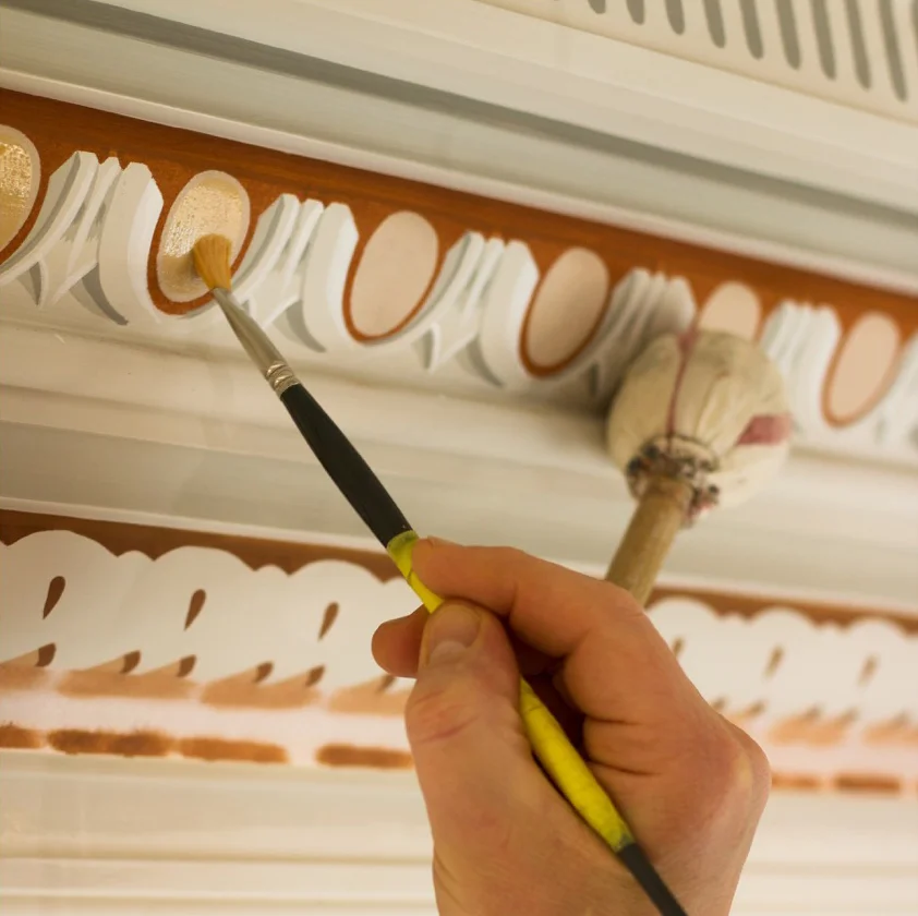 Künstlerische Gestaltung eines ornamentalen Frieses mit dem Pinsel im Lingnerschloss