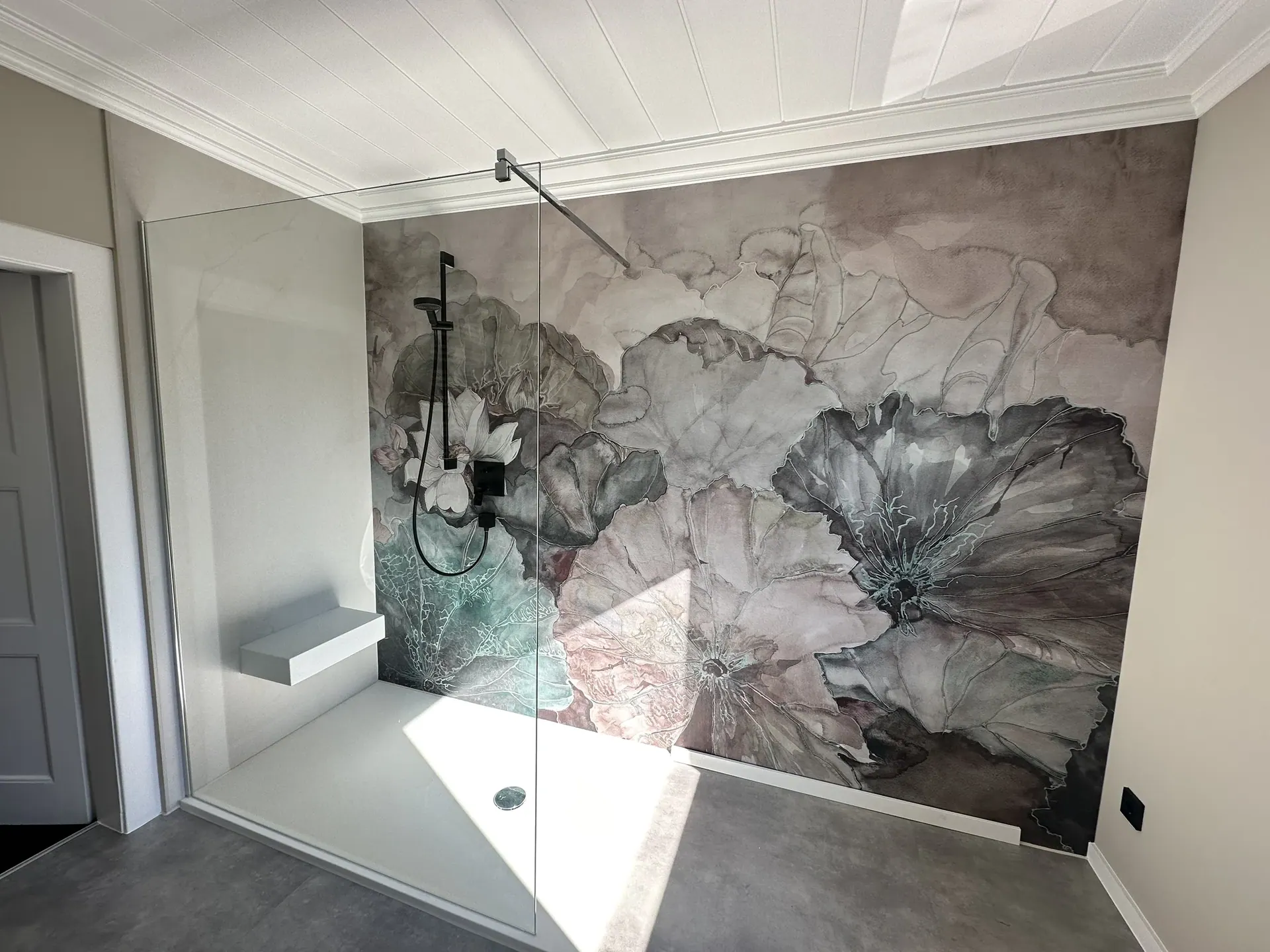 Bad mit bodengleicher Dusche, Glasabtrennung und großflächigem floralem Wandmotiv